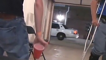그룹 섹스 파티가 인종 간 오르가즘으로 변합니다