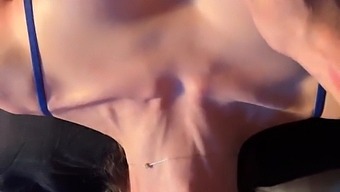 젊은 갈색 머리의 여자가 깊은 오랄 섹스를 하며, 입 안에 정액을 받습니다
