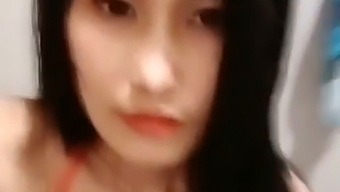 태국 여자가 섹시한 비디오에서 보라색 딜도와 하이힐을 탐구합니다