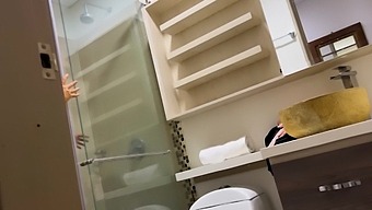 큰 자지를 가진 가정 침입자가 집에서 Celestealba를 성폭행합니다