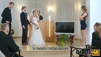 Upea Morsian Kuvaa Intiimin Videon Piikan Kanssa, Joka Jättää Häävieraat Kunnioitukseen.