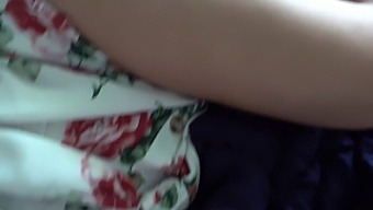 의붓엄마 브리아나 비치는 아름다운 큰 가슴을 가진 거룩하고 독신적인 Milf입니다.
